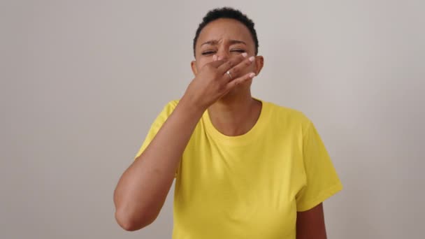 Молодой Африканский Американец Афроволосами Повседневной Одежде Очках Изолированном Фоне Думая — стоковое видео