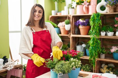 Çiçekçide çiçek kesen güzel İspanyol kadın.