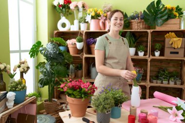 Çiçekçide kendine güvenen güzel bir çiçekçi.