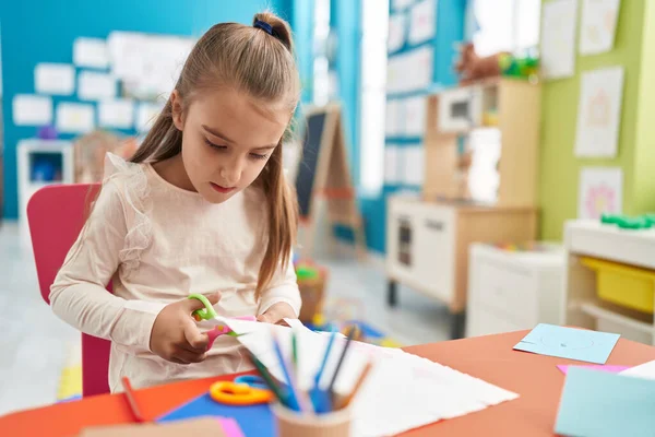 Adorable Hispanic Girl Student Sitting Table Cutting Paper Kindergarten — Stockfoto