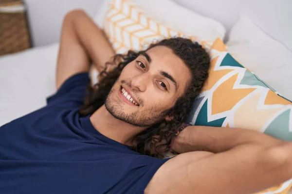 Jeune Homme Hispanique Souriant Confiant Couché Sur Lit Dans Chambre — Photo