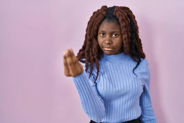 Afrikaanse Vrouw Staande Roze Achtergrond Doen Italiaans Gebaar Met Hand — Stockfoto