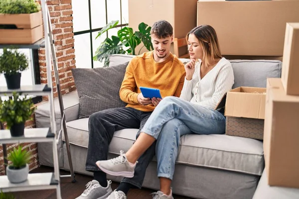 Young Man Woman Couple Using Touchpad Sitting Sofa New Home — Stock Photo, Image