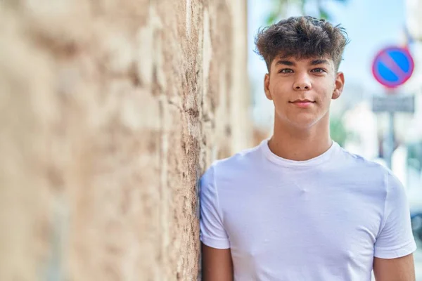 Νεαρός Ισπανός Έφηβος Χαμογελά Σίγουρος Στέκεται Στο Δρόμο — Φωτογραφία Αρχείου