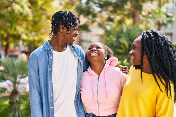 Afro Amerikalı Arkadaşlar Gülümsüyor Parkta Birbirlerine Sarılıyorlar — Stok fotoğraf