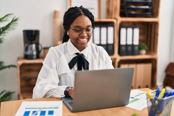 Африканська Жінка Бізнесмен Яка Працює Ноутбуком Офісі — стокове фото