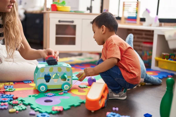 Lehrerin Und Kleinkind Spielen Kindergarten Mit Auto Spielzeug — Stockfoto