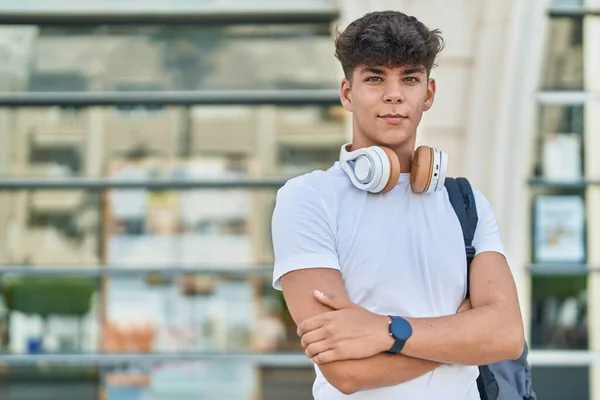 Üniversitede Kollarını Kavuşturup Kendinden Emin Gülümseyen Spanyol Genç Öğrenci — Stok fotoğraf