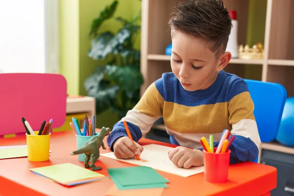 Adorable Hispanic Boy Preschool Student Sitting Table Drawing Paper Kindergarten — Stock fotografie