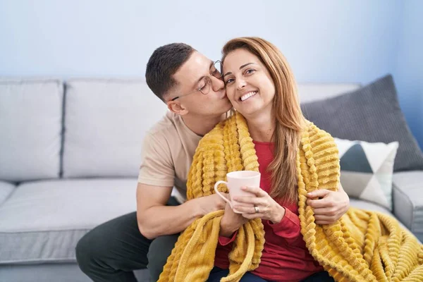 Man Woman Mother Son Drinking Coffee Sitting Sofa Home — Stockfoto