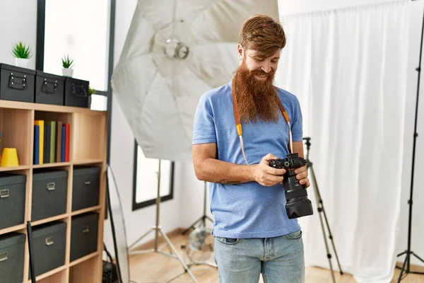 Young Redhead Man Photographer Using Professional Camera Photograpy Studio — Stock Photo, Image