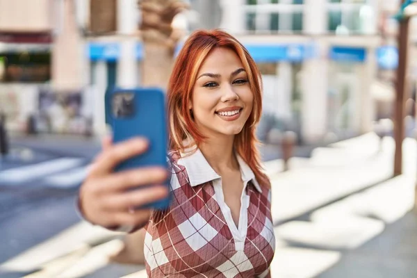 Młoda Kaukaska Kobieta Uśmiecha Się Pewnie Selfie Przez Smartfona Ulicy — Zdjęcie stockowe