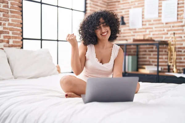 Young Middle East Woman Using Computer Laptop Bed Screaming Proud — Stockfoto