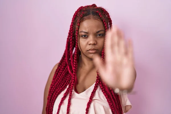 Africká Američanka Vlasy Spletenými Nad Růžovým Pozadím Přestává Zpívat Dlaní — Stock fotografie