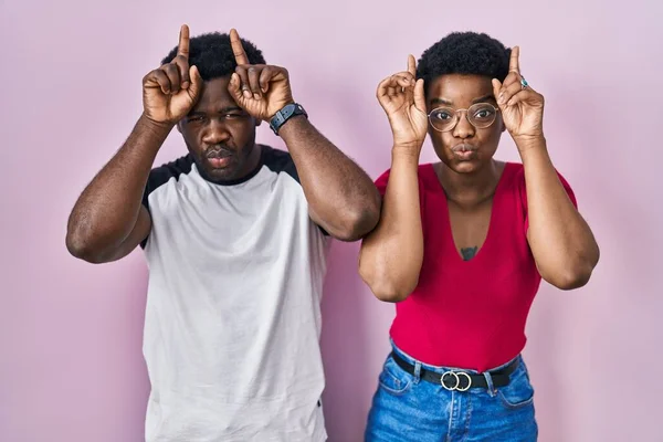 Unga Afrikanska Amerikanska Par Står Över Rosa Bakgrund Gör Rolig — Stockfoto