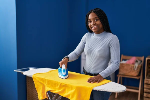 Mujer Afroamericana Sonriendo Confiada Planchando Ropa Lavandería —  Fotos de Stock