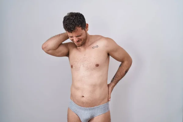 Jovem Hispânico Sem Camisa Vestindo Underware Sofrendo Lesão Pescoço Tocando — Fotografia de Stock
