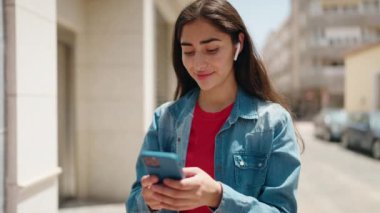Dışarıda cep telefonu olan genç bir kadın.