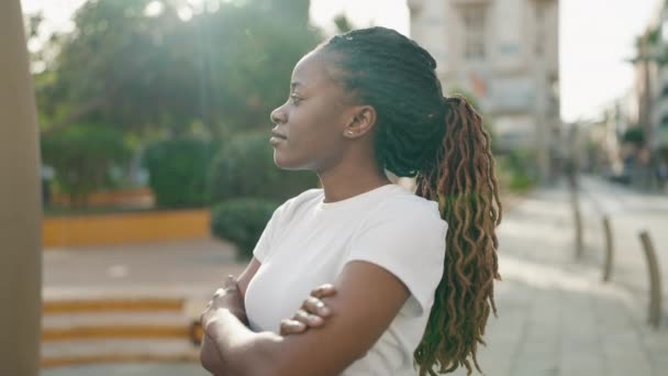 Afro Amerikaanse Vrouw Glimlachend Zelfverzekerd Staan Met Armen Gekruist Gebaar — Stockvideo