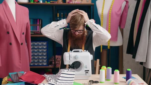 服装厂的红头发青年裁缝强调使用缝纫机 — 图库视频影像