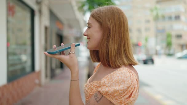 Mujer Pelirroja Joven Sonriendo Confiado Hablando Teléfono Inteligente Calle — Vídeos de Stock