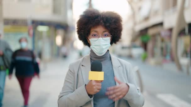 Afrikaans Amerikaanse Vrouw Verslaggever Dragen Medisch Masker Werken Met Behulp — Stockvideo