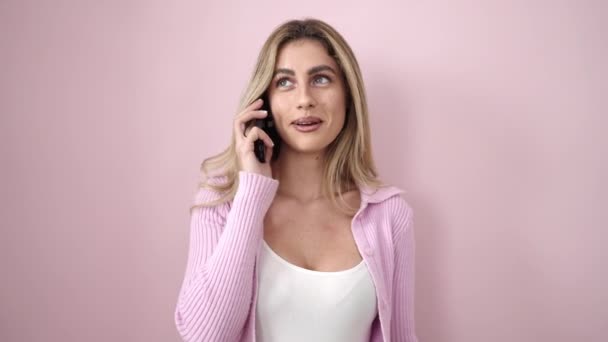 Wanita Muda Cantik Berbicara Telepon Genggam — Stok Video