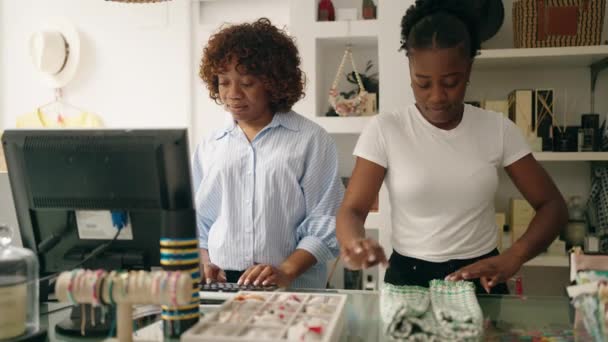 アフリカ系アメリカ人女性ショップのアシスタントが自信を持って衣料品店で働く笑顔 — ストック動画