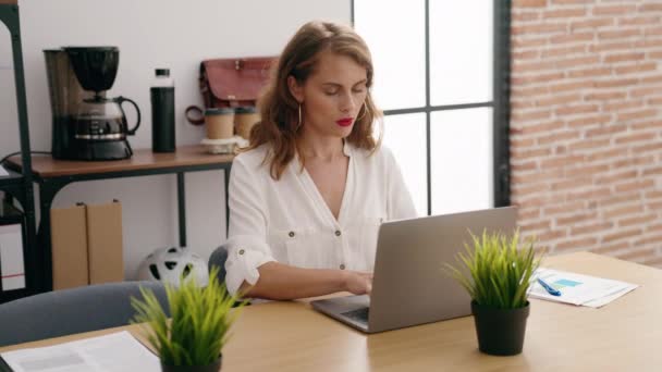 Young Beautiful Hispanic Woman Business Worker Using Laptop Working Office — Stok video