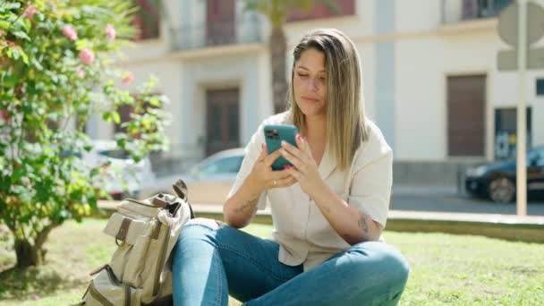 Młoda Latynoska Studentka Zrobić Selfie Przez Smartfona Siedzi Trawie Parku — Wideo stockowe