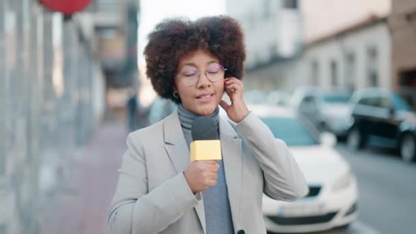 Afrikaans Amerikaanse Vrouw Verslaggever Werken Met Behulp Van Microfoon Straat — Stockvideo