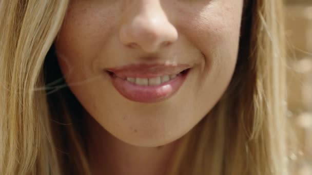 Νεαρή Ξανθιά Γυναίκα Χαμογελά Αυτοπεποίθηση Στο Δρόμο — Αρχείο Βίντεο