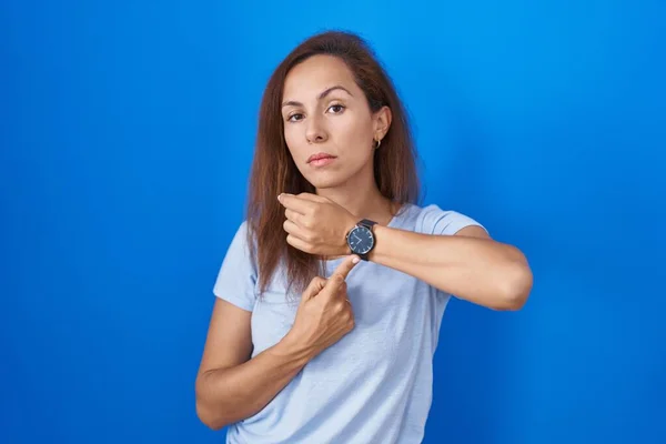 Brunette Woman Standing Blue Background Hurry Pointing Watch Time Impatience — Stok fotoğraf