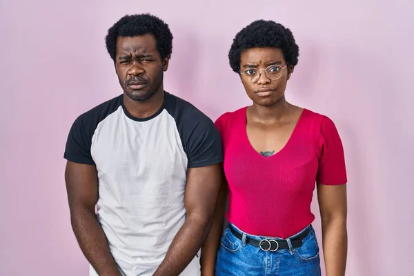 Genç Afro Amerikan Çifti Pembe Arka Planda Dikiliyor Şüpheci Gergin — Stok fotoğraf