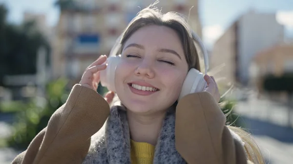 Young Blonde Woman Smiling Confident Listening Music Park — Foto de Stock