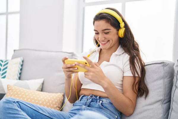 Jonge Latino Vrouw Spelen Video Game Zitten Bank Thuis — Stockfoto