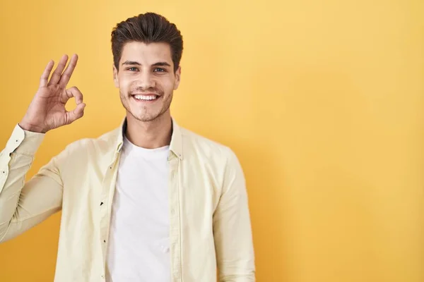 Jonge Spaanse Man Die Gele Achtergrond Staat Positief Lacht Doet — Stockfoto