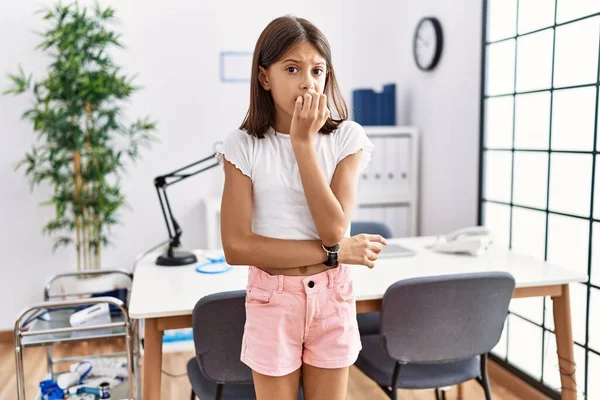 Young Hispanic Girl Standing Pediatrician Clinic Looking Stressed Nervous Hands — Stockfoto