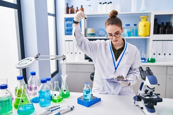 Young Woman Scientist Reading Document Measuring Liquid Laboratory — Foto de Stock