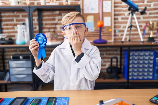 Mały Biały Chłopiec Szkolnym Laboratorium Naukowym Wygrał Pierwszą Nagrodę Zakrywając — Zdjęcie stockowe