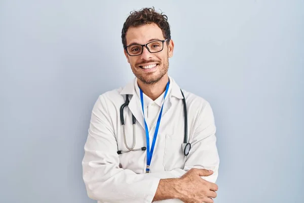Jonge Spaanse Man Doktersuniform Stethoscoop Blij Gezicht Glimlachend Met Gekruiste — Stockfoto