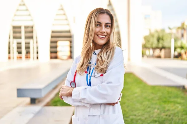 Junge Blonde Frau Arztuniform Steht Mit Verschränkten Armen Park — Stockfoto