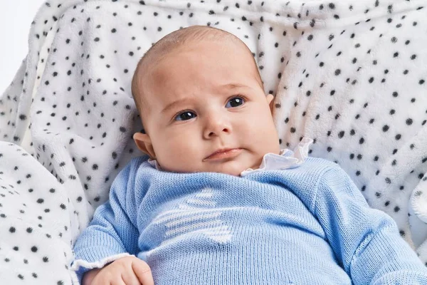 Adorable Bebé Relajado Acostado Sofá Sobre Fondo Blanco Aislado —  Fotos de Stock