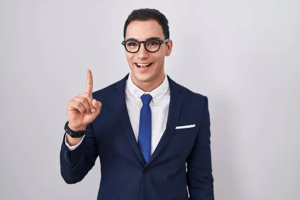Young Hispanic Man Wearing Suit Tie Pointing Finger Successful Idea — ストック写真