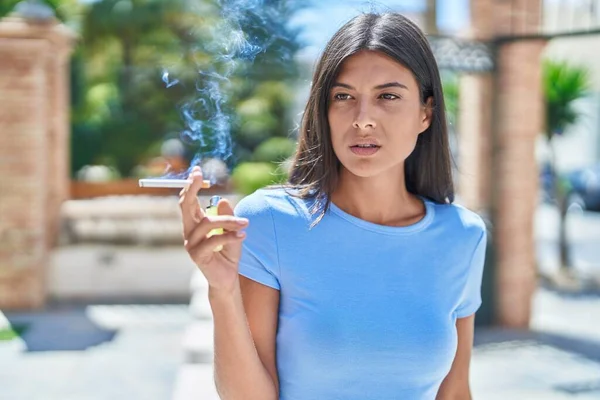 Junge Schöne Hispanische Frau Raucht Auf Der Straße — Stockfoto
