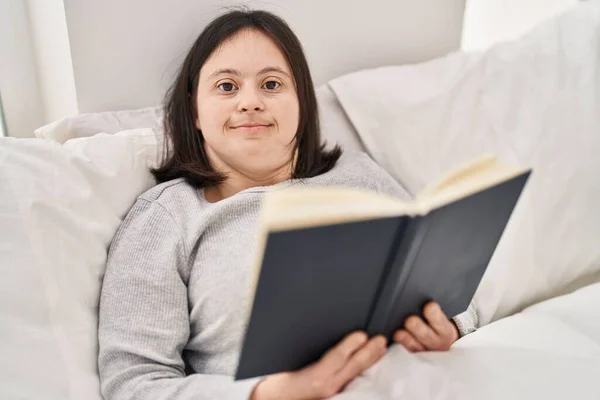 Giovane Donna Con Sindrome Lettura Libro Sdraiato Sul Letto Camera — Foto Stock