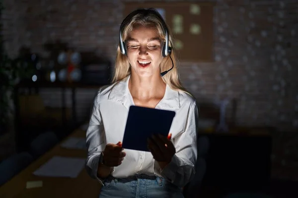 Young Blonde Woman Working Office Night Winking Looking Camera Sexy — Stock Photo, Image