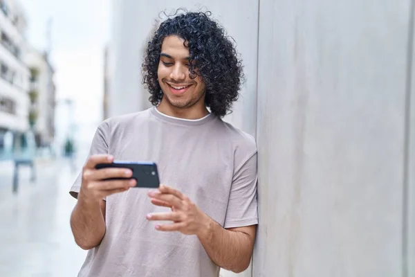 Mladý Latinsky Muž Usměvavý Sebevědomý Sledování Videa Smartphone Ulici — Stock fotografie