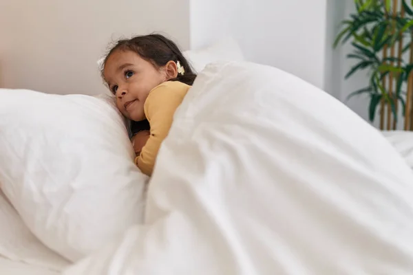 Чарівний Іспаномовний Малюк Усміхнений Впевнено Лежить Ліжку Спальні — стокове фото