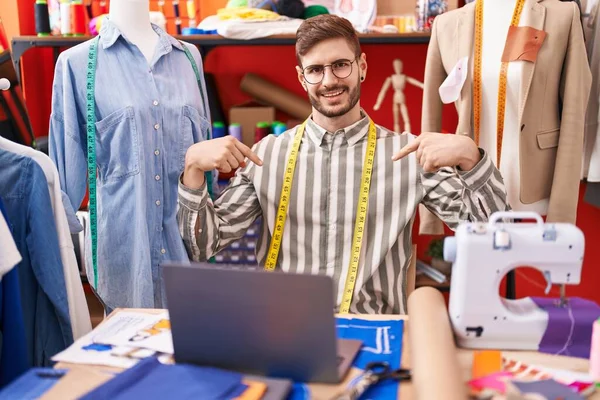Hispanic Man Beard Using Laptop Tailor Room Looking Confident Smile — Stock Photo, Image